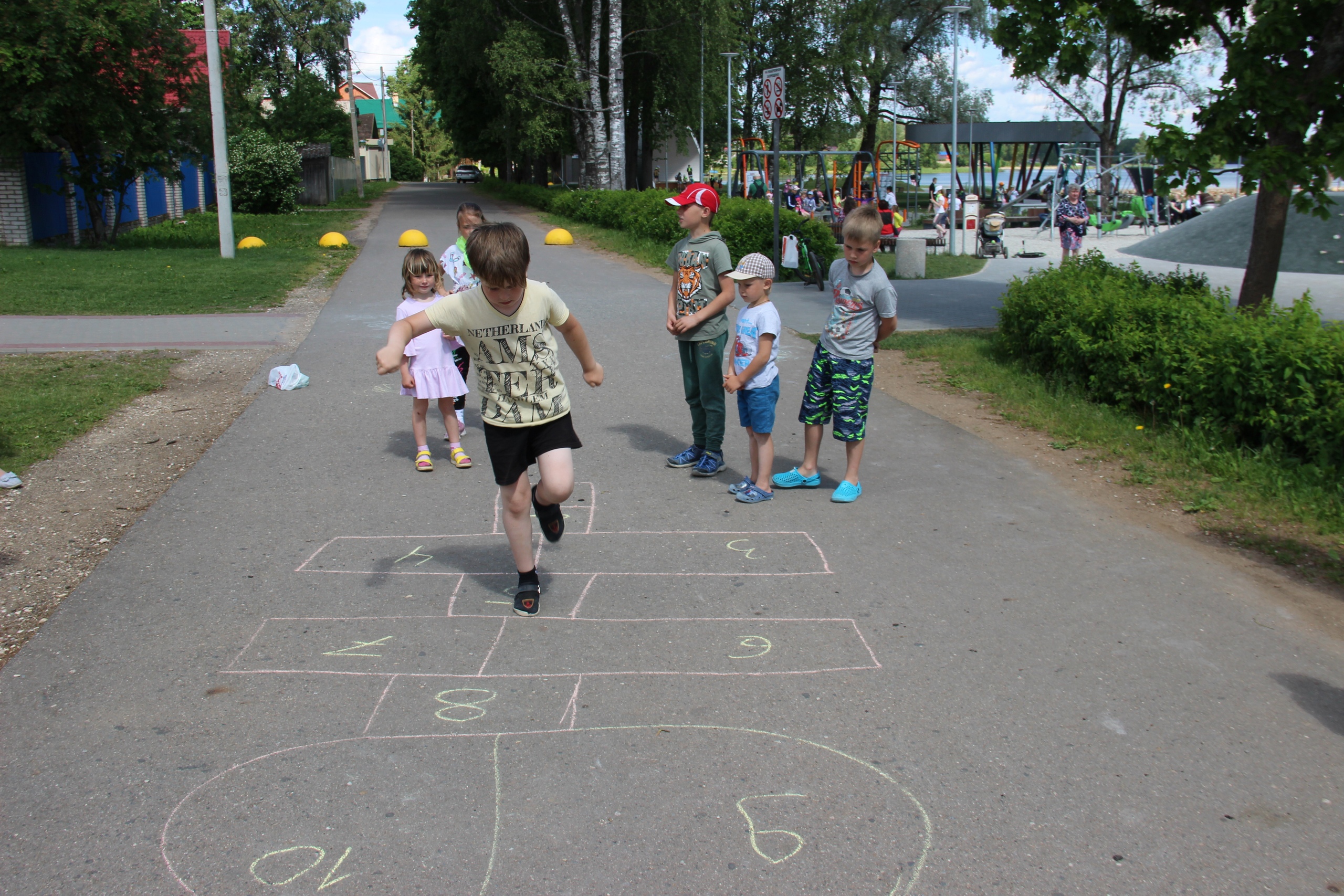 Весело прошел. Игра ловкие ребята. Много ребят в резиночках игра.